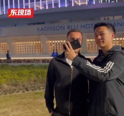  塞爾吉尼奧現(xiàn)身上海八萬人體育場，并與球迷親切打招呼合影