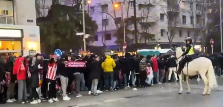  馬競球迷進(jìn)入伯納烏時向人群投擲雜物，導(dǎo)致安保對其進(jìn)行脫鞋檢查