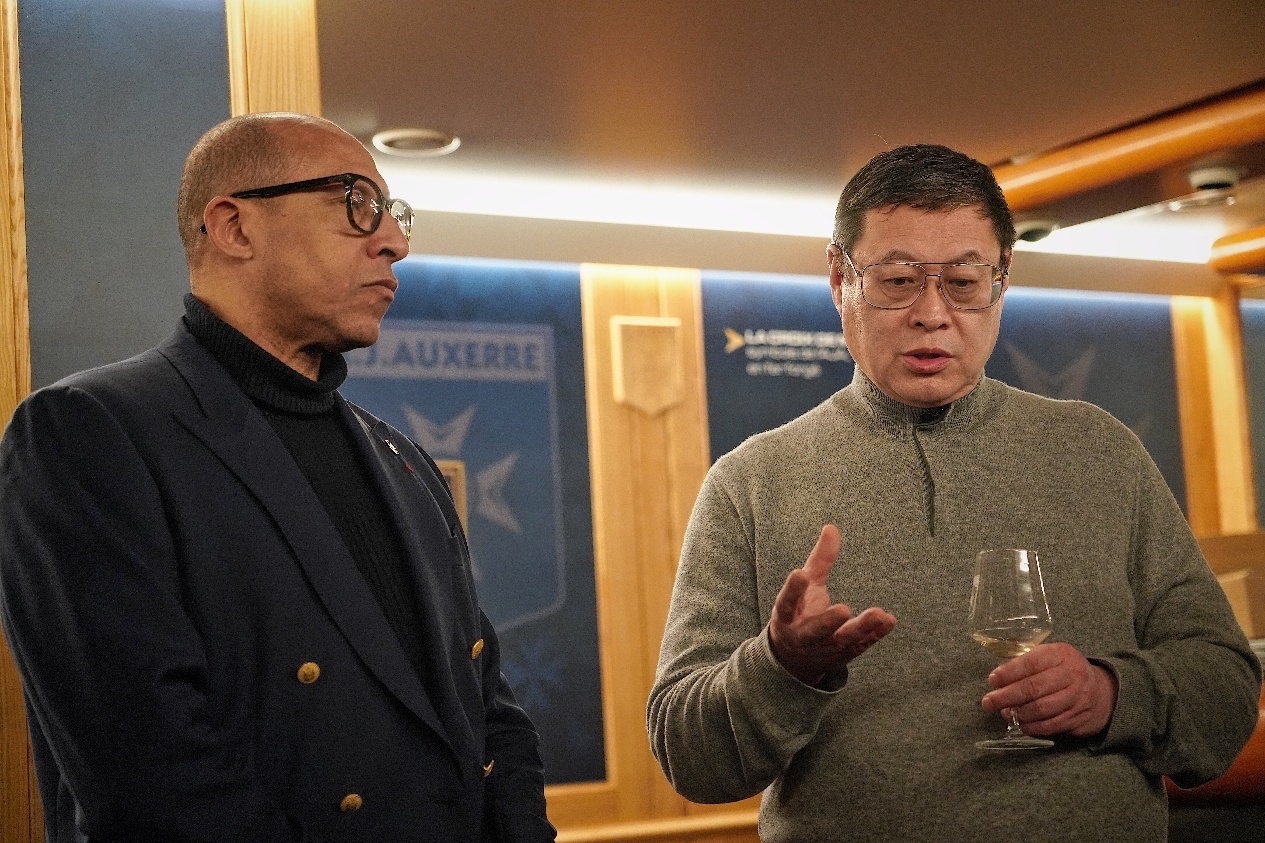  法國(guó)足協(xié)主席迪亞洛做客歐塞爾，并與董事會(huì)主席周云杰會(huì)晤