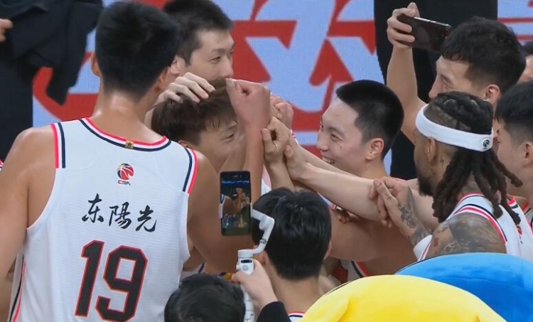  淚目！賽后廣東隊將趙睿圍在中間碰拳