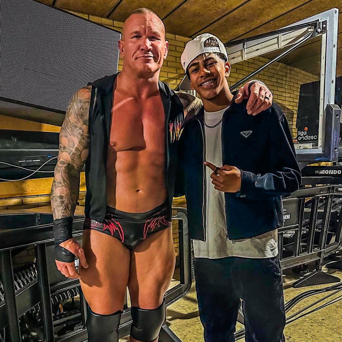  小心RKO！亞馬爾現(xiàn)場觀戰(zhàn)WWE，和奧爾頓、Triple H等合影