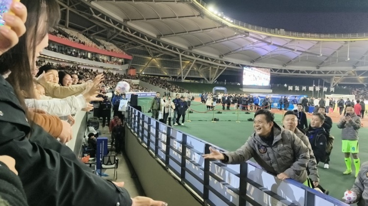  中國香港明星足球隊40載巡回賽樂山站，1-2不敵海浪明星足球隊