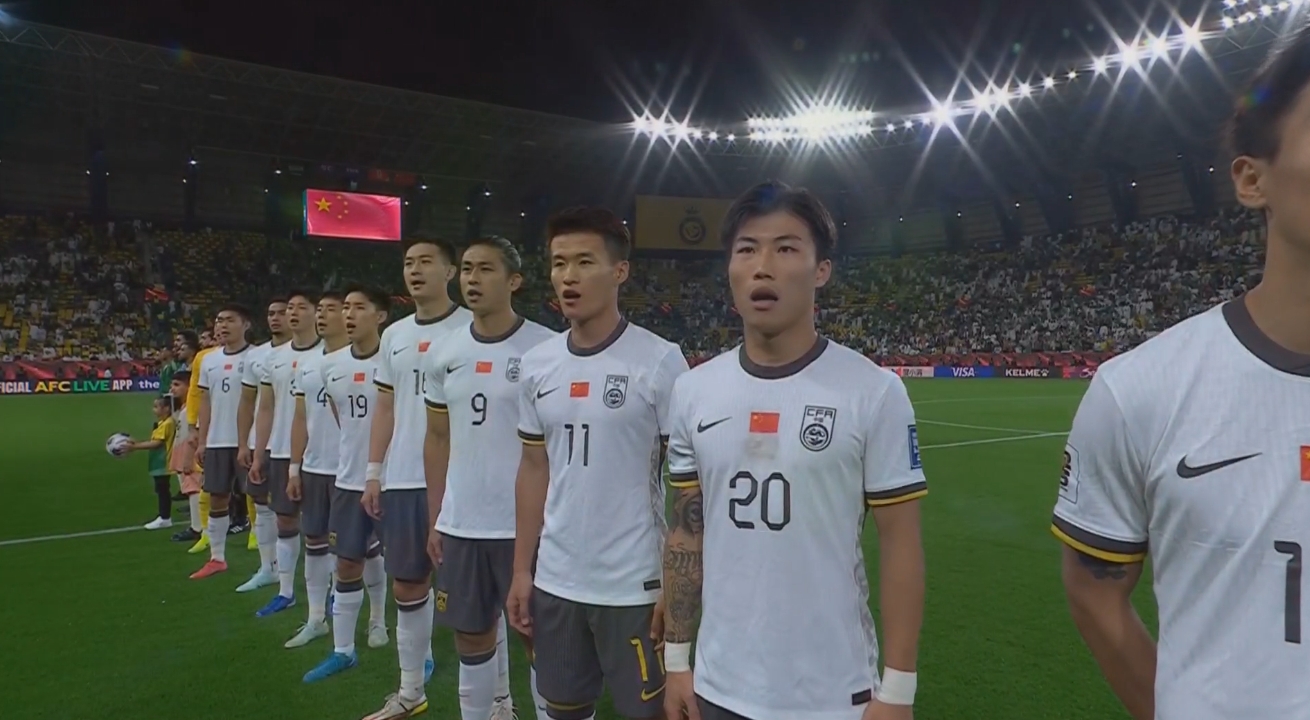  大戰(zhàn)一觸即發(fā)！賽前國(guó)歌儀式，國(guó)足首發(fā)11人高唱國(guó)歌