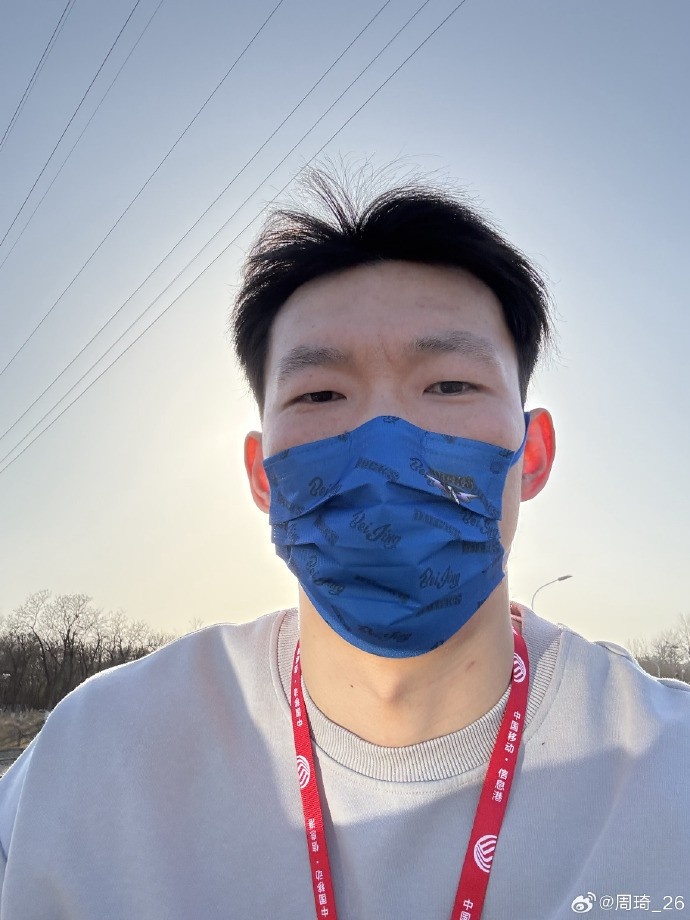  悠閑！周琦騎京牌電動(dòng)車(chē)出行：太陽(yáng)出來(lái)了 開(kāi)京牌兜兜風(fēng)！