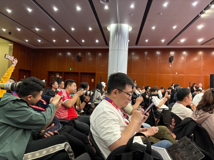  萬眾矚目！記者擠滿國足賽前新聞發(fā)布廳，賽場記者預計超300人