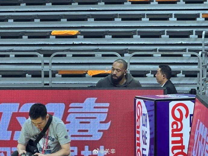  今晚不打？廣東主場迎戰(zhàn)廣廈 吉倫沃特一身便裝現(xiàn)身球館