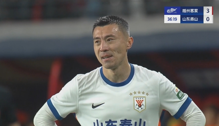  34分鐘0-3落后！36歲鄭錚苦笑36歲大雷沮喪 替補席黃政宇神態(tài)輕松