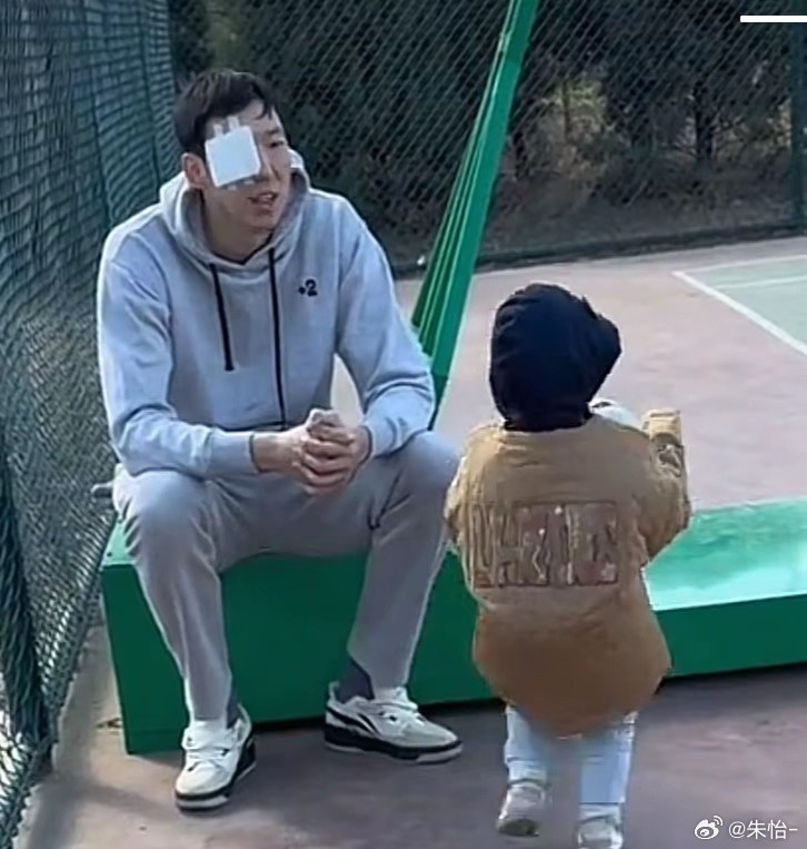  顧家好男人！記者曬出周琦手術(shù)后回歸家庭帶娃照片