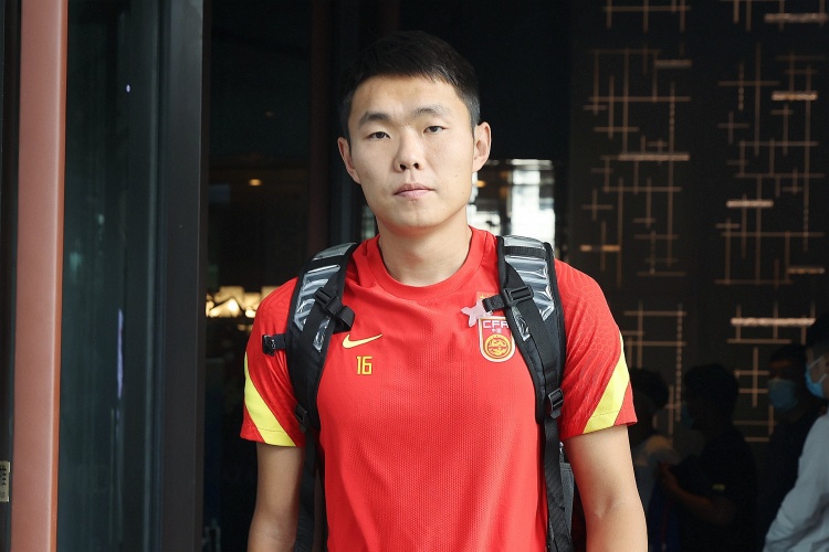  媒體人：國足征召5名邊后衛(wèi)真的有必要嗎？中場堆積眾多8號位