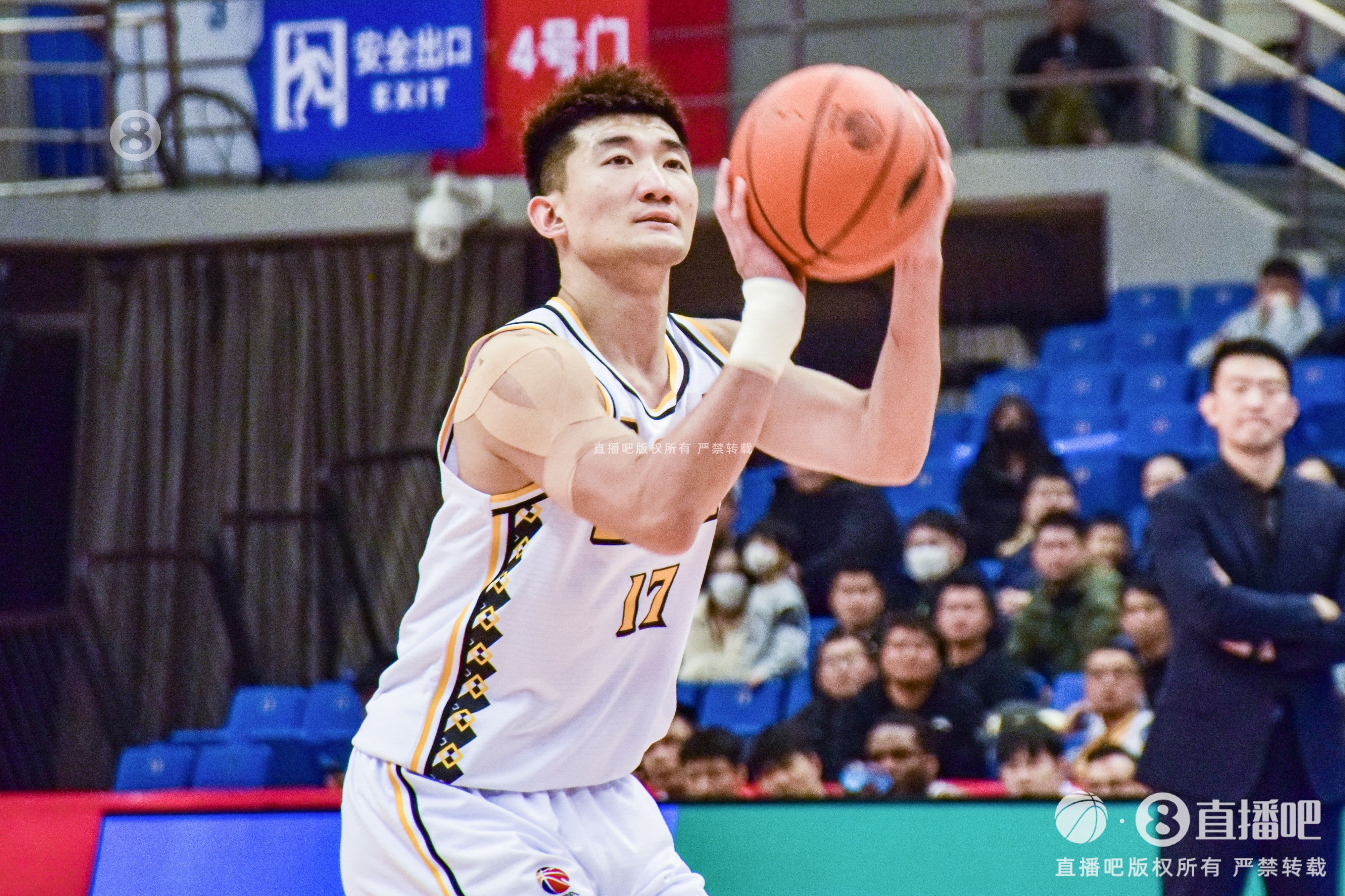  早日康復！探長：孫銘徽已經(jīng)脫掉保護靴 可以正常走路