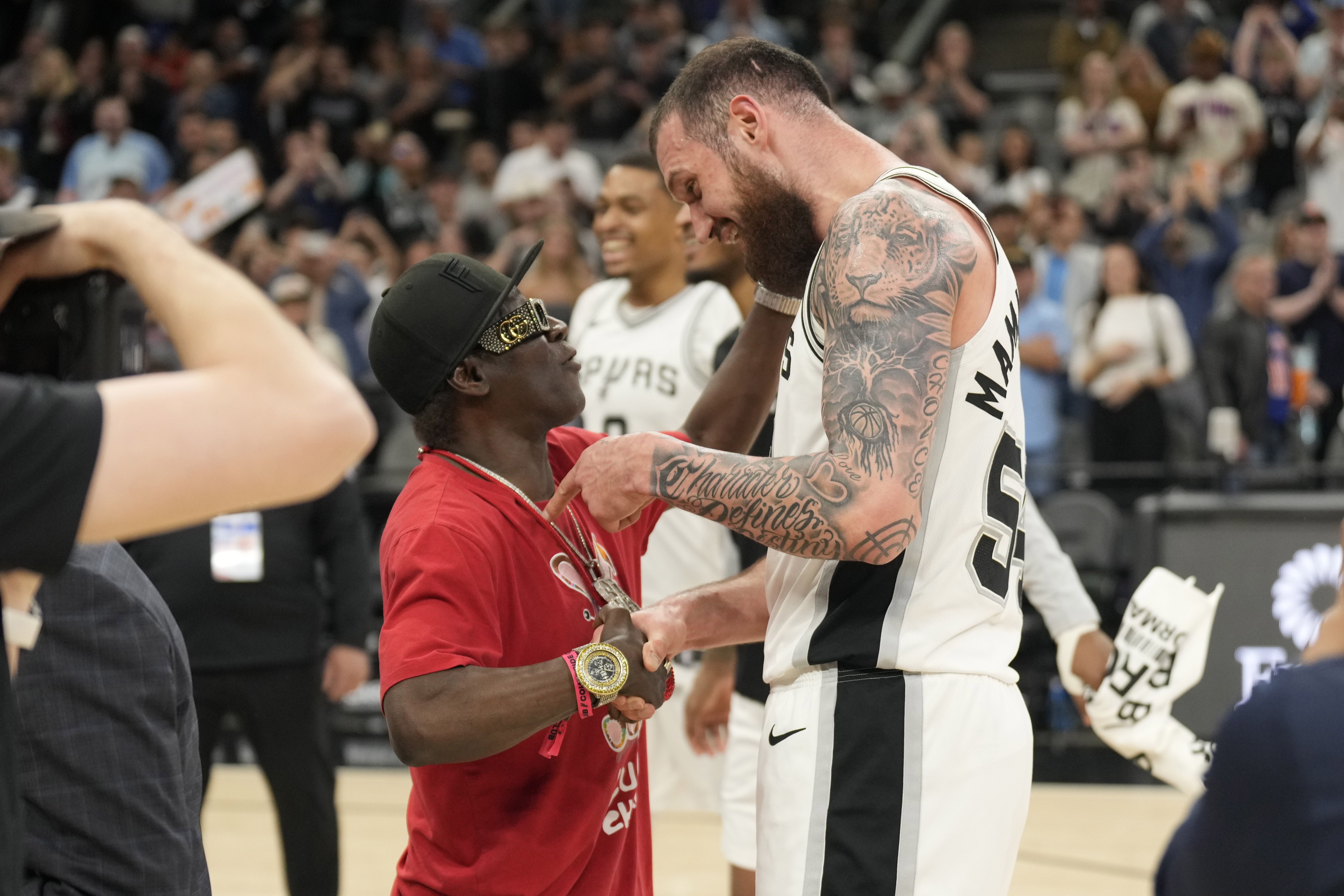  馬穆上場19分鐘就砍下34分！哈特：他能進(jìn)入NBA是有原因的